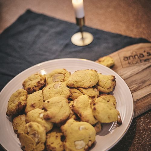 Kürbis Cookies mit weißer Schokolade und Marzipan in Annas Küche